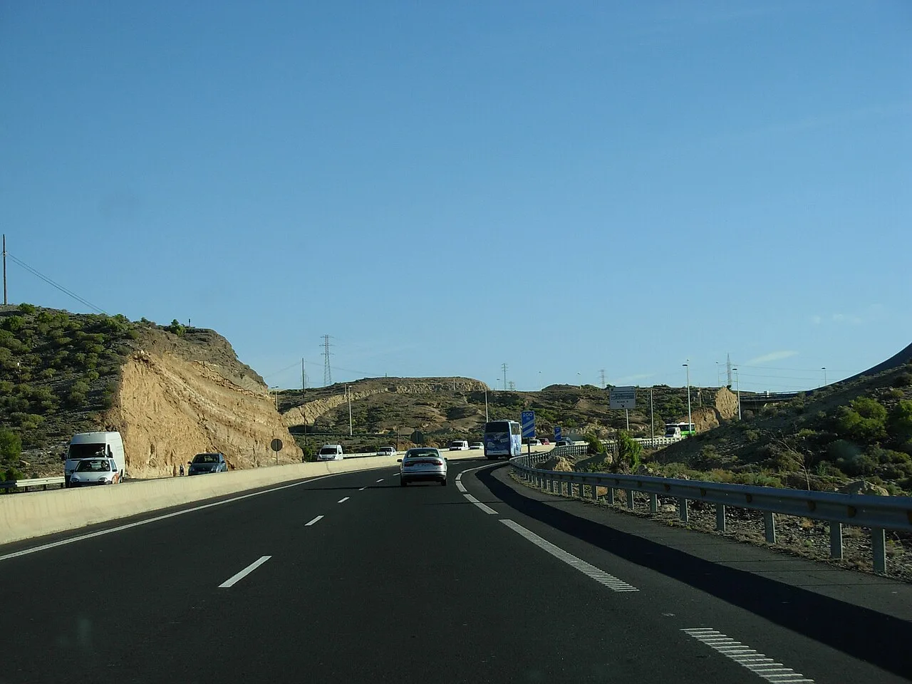 TF-1 snelweg (Autopista del Sur) op Tenerife met meerdere rijstroken
