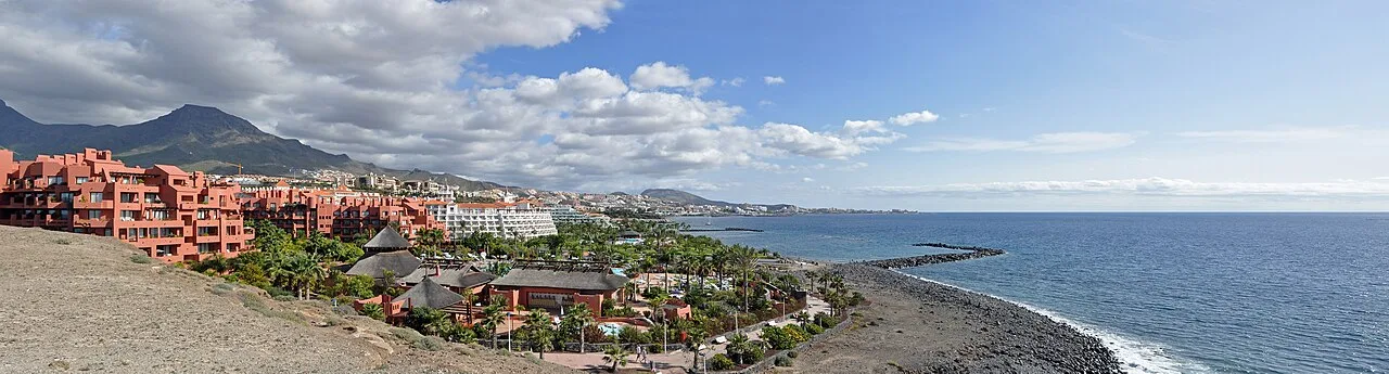 Panoramafoto van Costa Adeje, Tenerife, met hotels langs de kustlijn