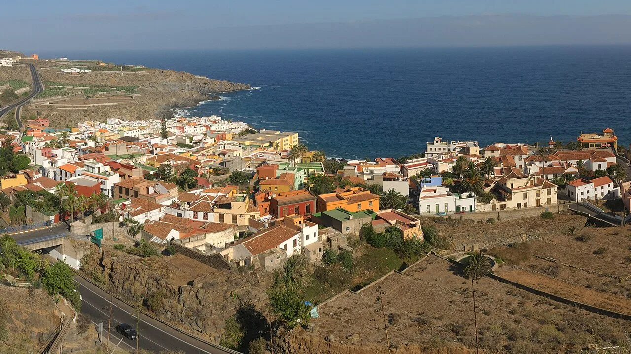 Kustdorp San Juan de la Rambla op Tenerife met azuurblauwe zee en rotskust