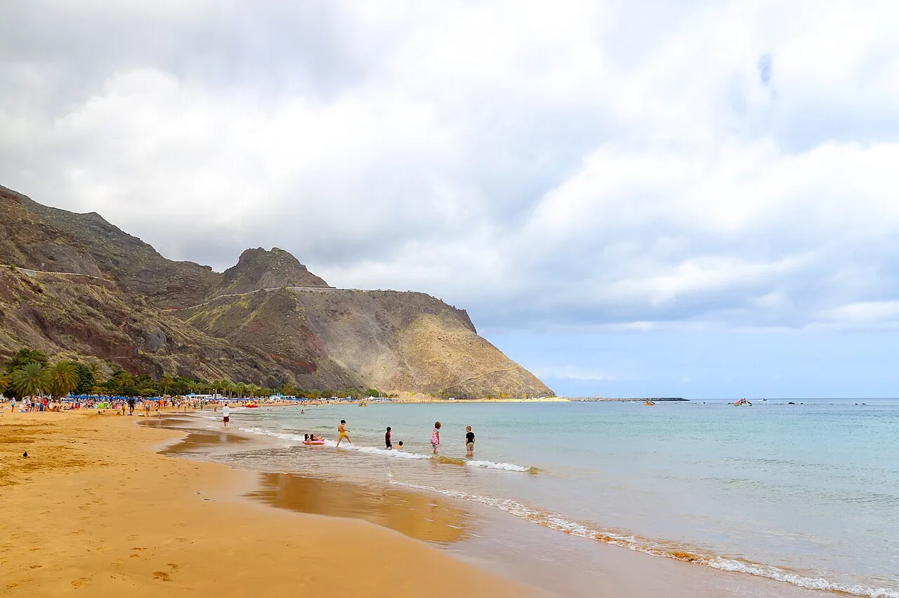 Playa de las Teresitas, het goudgele strand van Tenerife bij Santa Cruz, van boven gefotografeerd