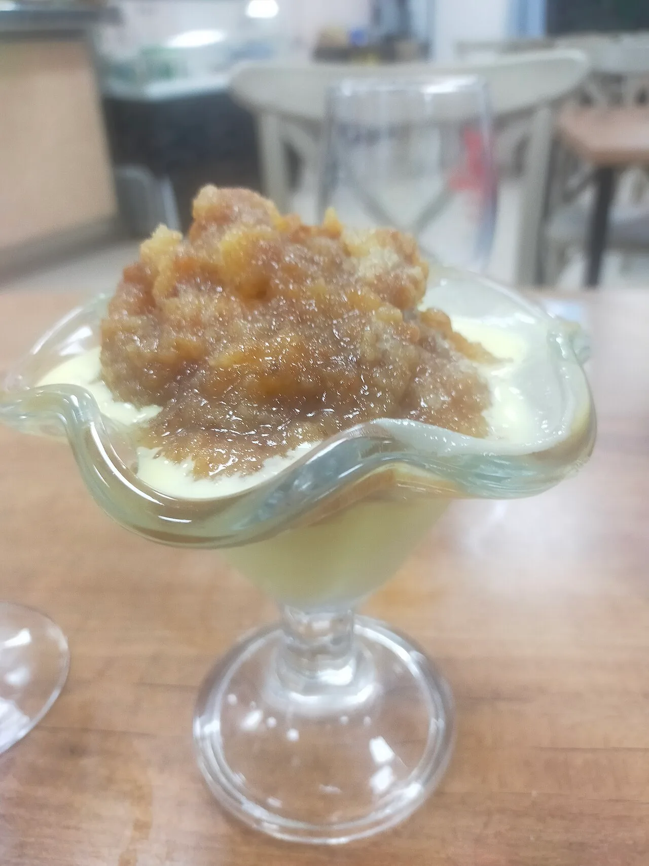 Bienmesabe, de traditionele Canarische amandelcrème, geserveerd bij ijs op de Canarische Eilanden