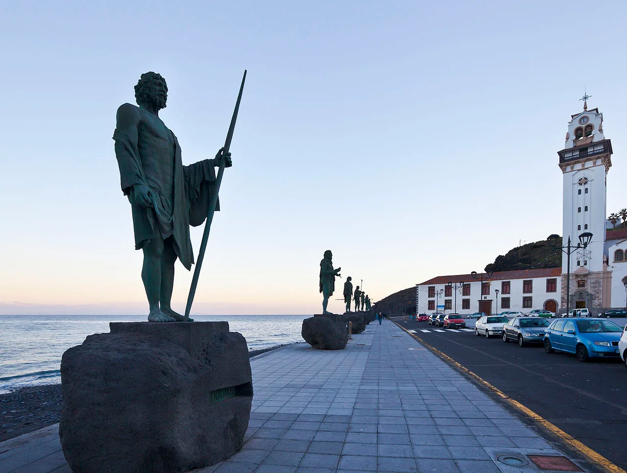 De Basiliek van Nuestra Señora de la Candelaria met standbeelden van Guanche-menceys op het plein in Candelaria, Tenerife