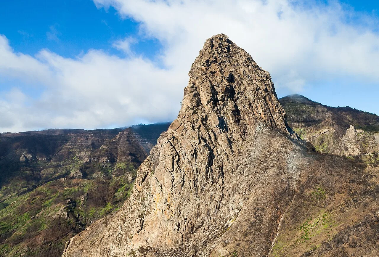 Roque Agando in het Garajonay nationaal park op La Gomera, een indrukwekkende vulkanische rots