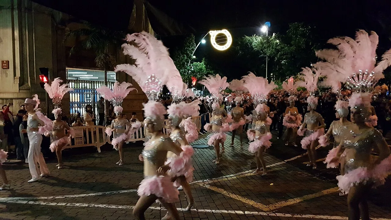 Carnaval van Santa Cruz de Tenerife met kleurrijke kostuums en danseressen