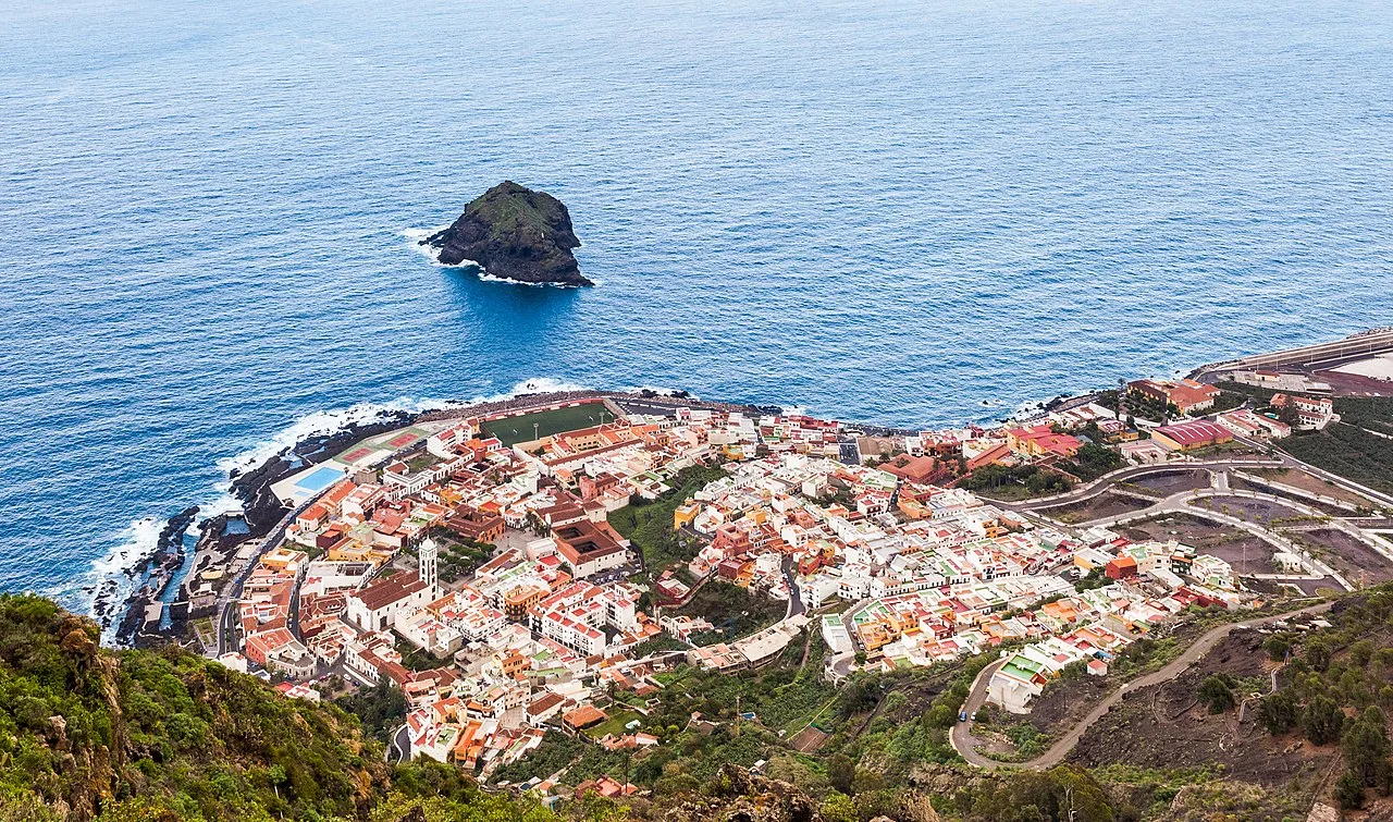 Panoramisch uitzicht over Garachico aan de noordkust van Tenerife, met de haven en historische bebouwing