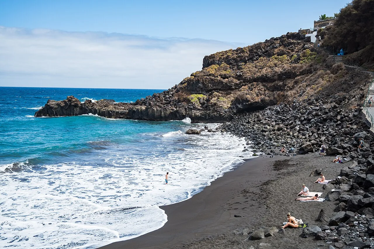 Playa El Bollullo, een verborgen zwart strand bij Puerto de la Cruz op Tenerife omgeven door kliffen