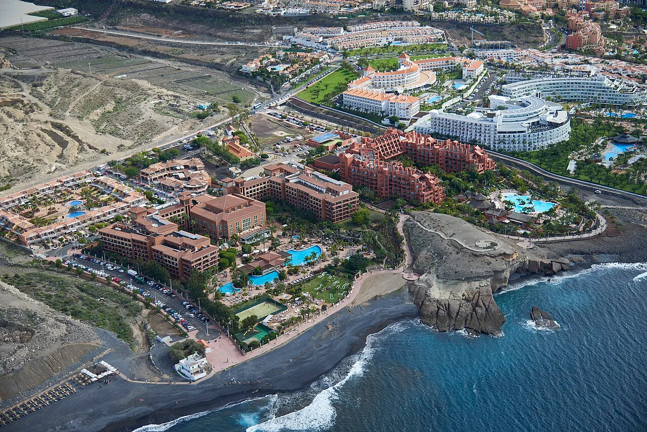Luchtfoto van de hotelzone in Costa Adeje, Tenerife, met zwembaden en de Atlantische Oceaan
