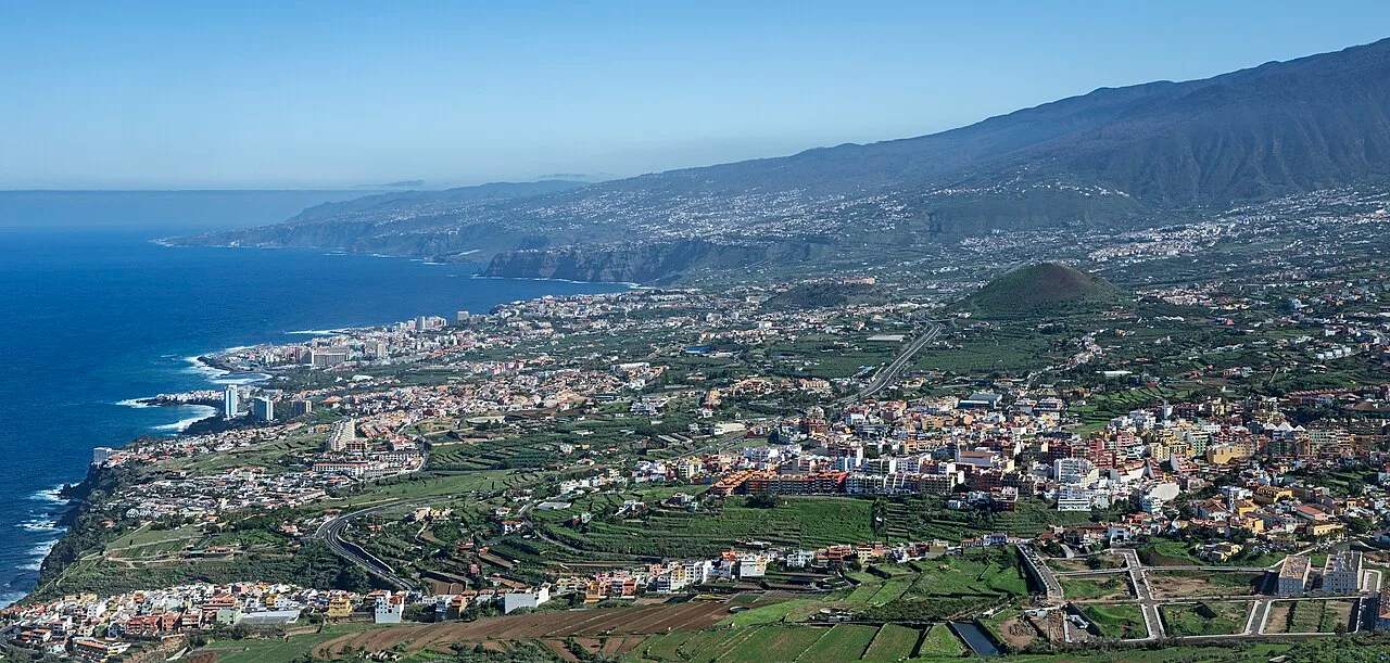 Panorama over het Orotavadal op Tenerife, gezien vanuit de mirador van El Lance met bananaplantages en de kust