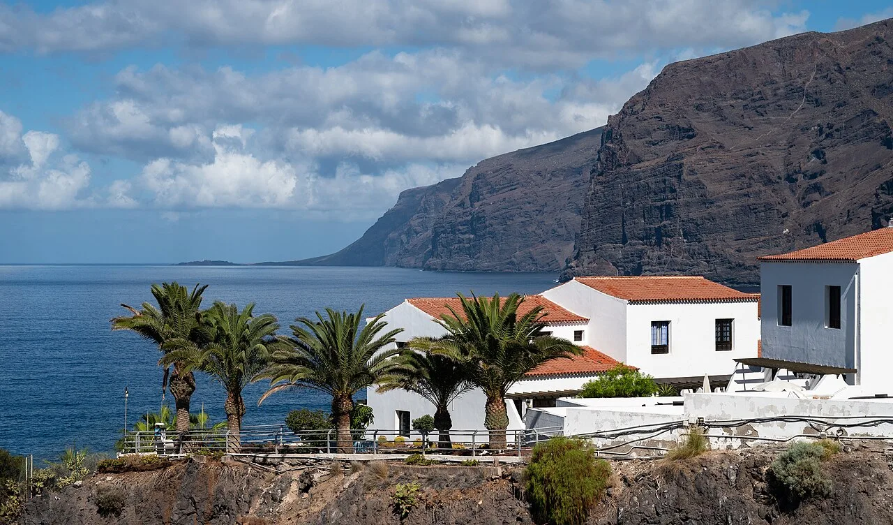 De Acantilados de Los Gigantes, de 600 meter hoge kliffen aan de westkust van Tenerife gezien vanuit zee