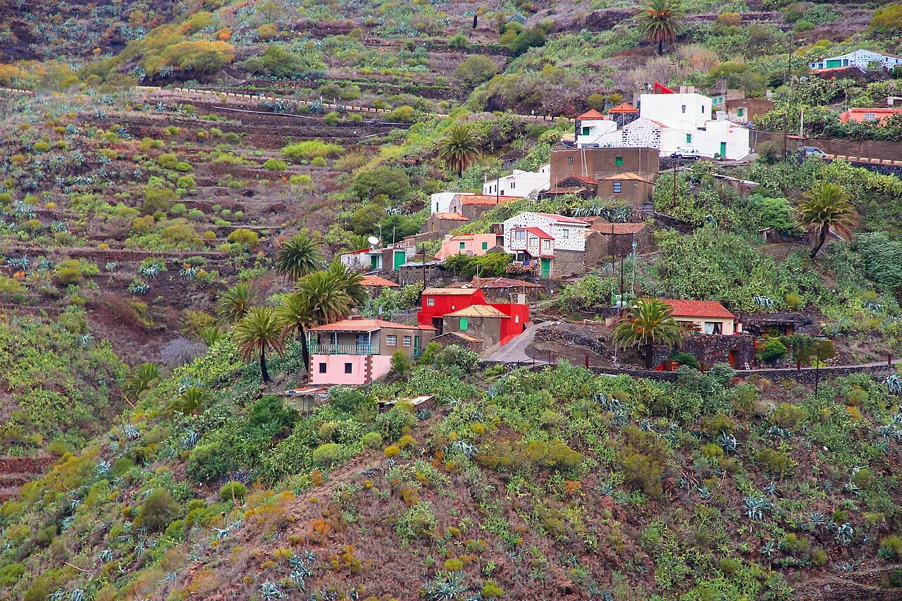 Het bergdorp Masca in het Teno-gebergte van Tenerife, omgeven door steile ravijnen en groene bergkammen