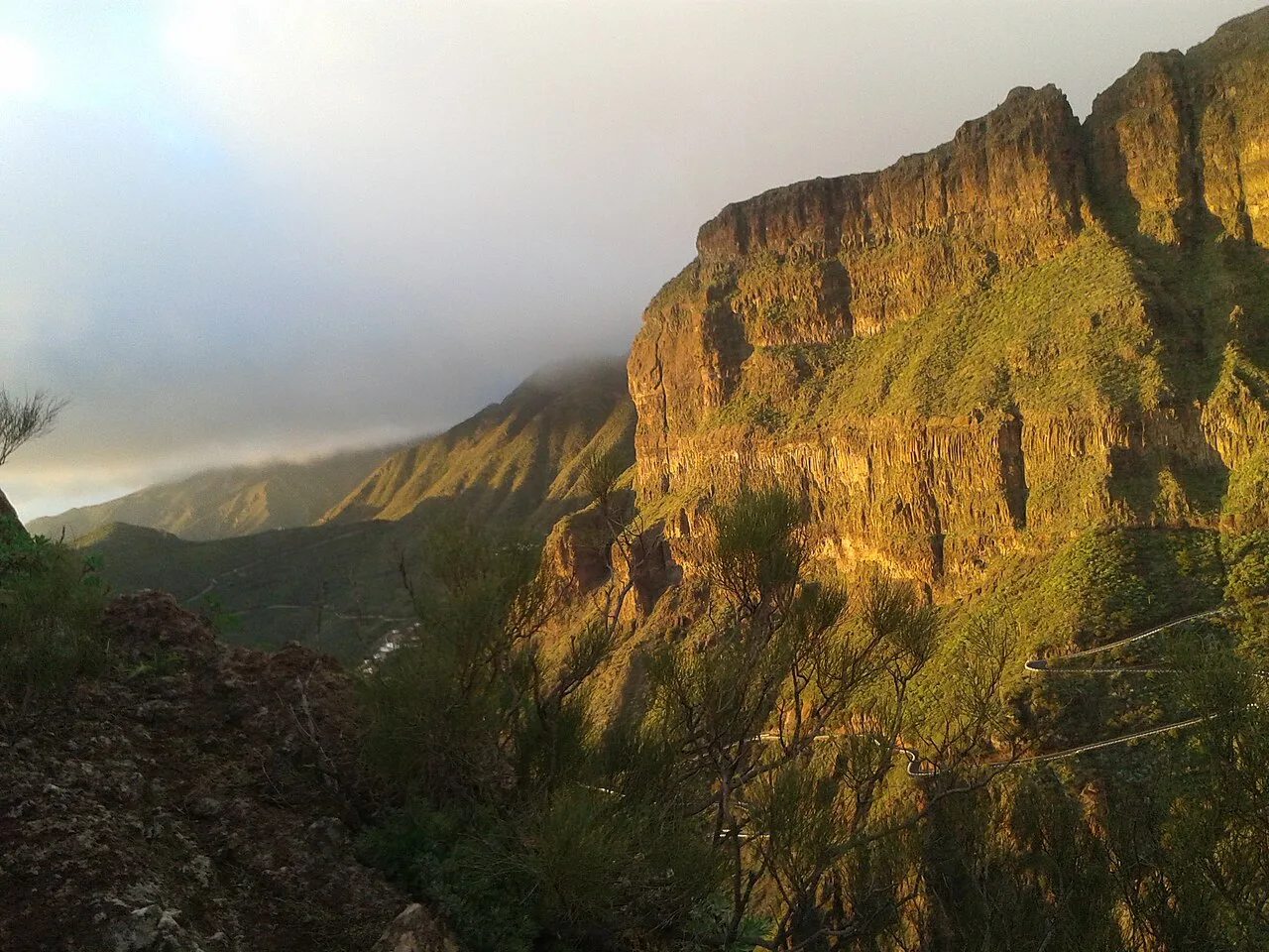 Uitzicht over de Masca-kloof (Barranco de Masca) richting het noordwesten bij zonsondergang op Tenerife