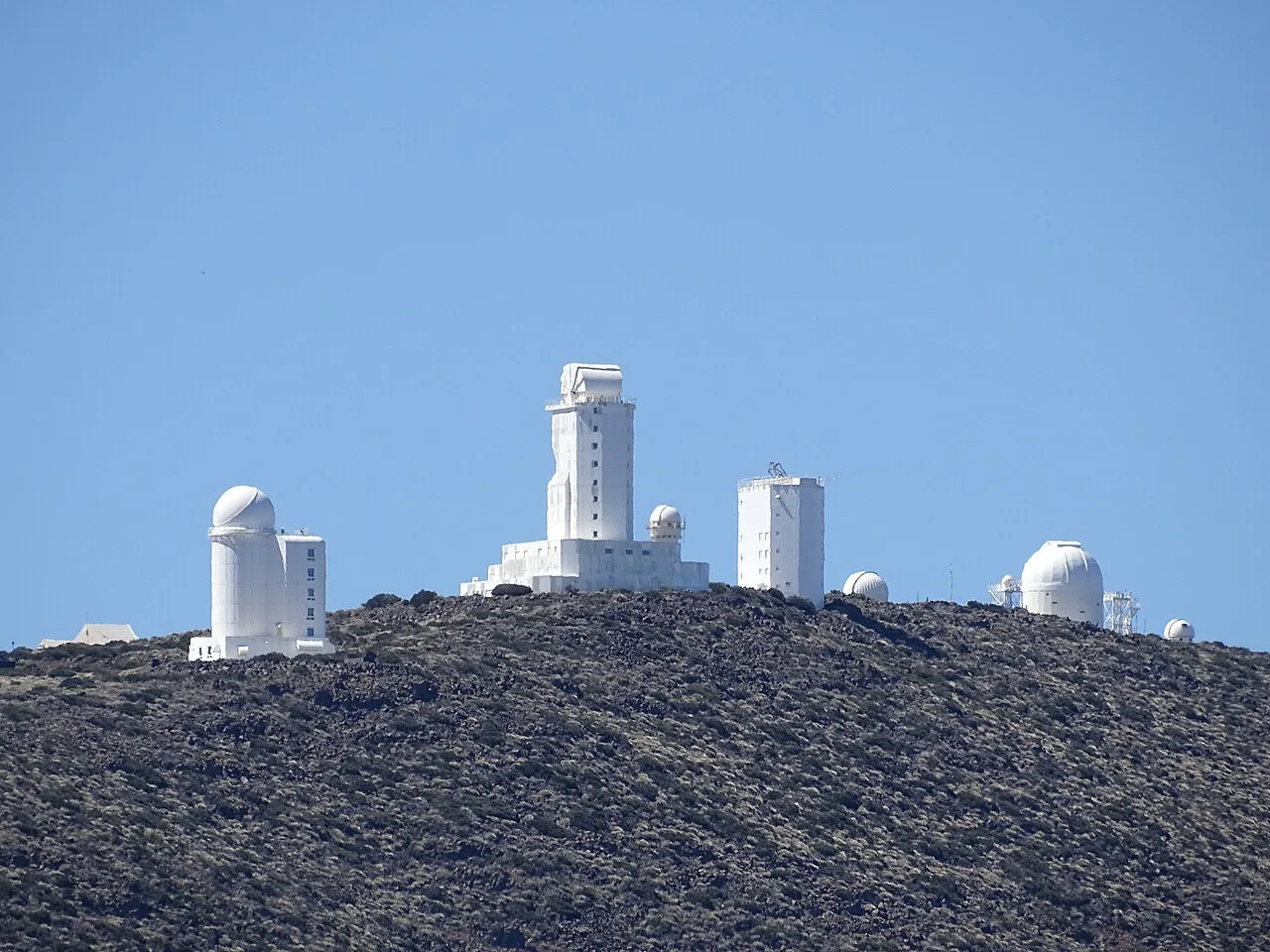 Observatorio del Teide met witte koepels op de flanken van de vulkaan, Tenerife