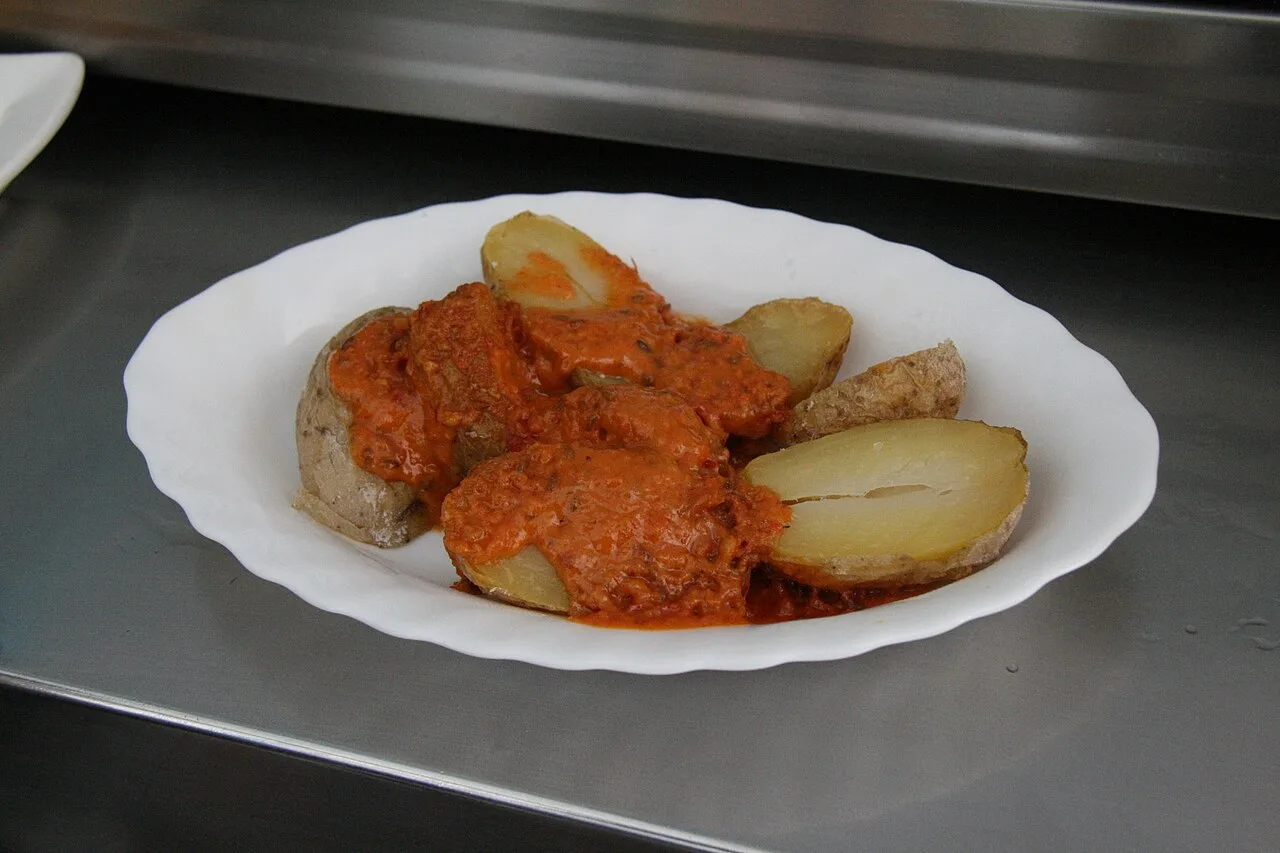 Papas arrugadas met mojo rojo, het traditionele Canarische gerecht van gerimpelde aardappelen met rode saus