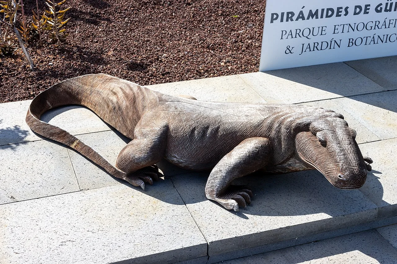 Een van de terrasvormige lavasteenpiramides in het Etnografisch Park Güímar op Tenerife