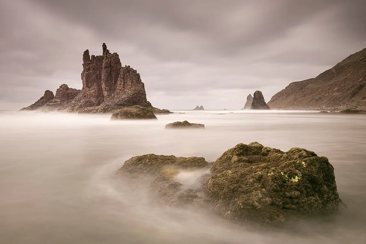 Playa Benijo met de Roque de Benijo rotsformatie in de achtergrond bij laagwater op Tenerife