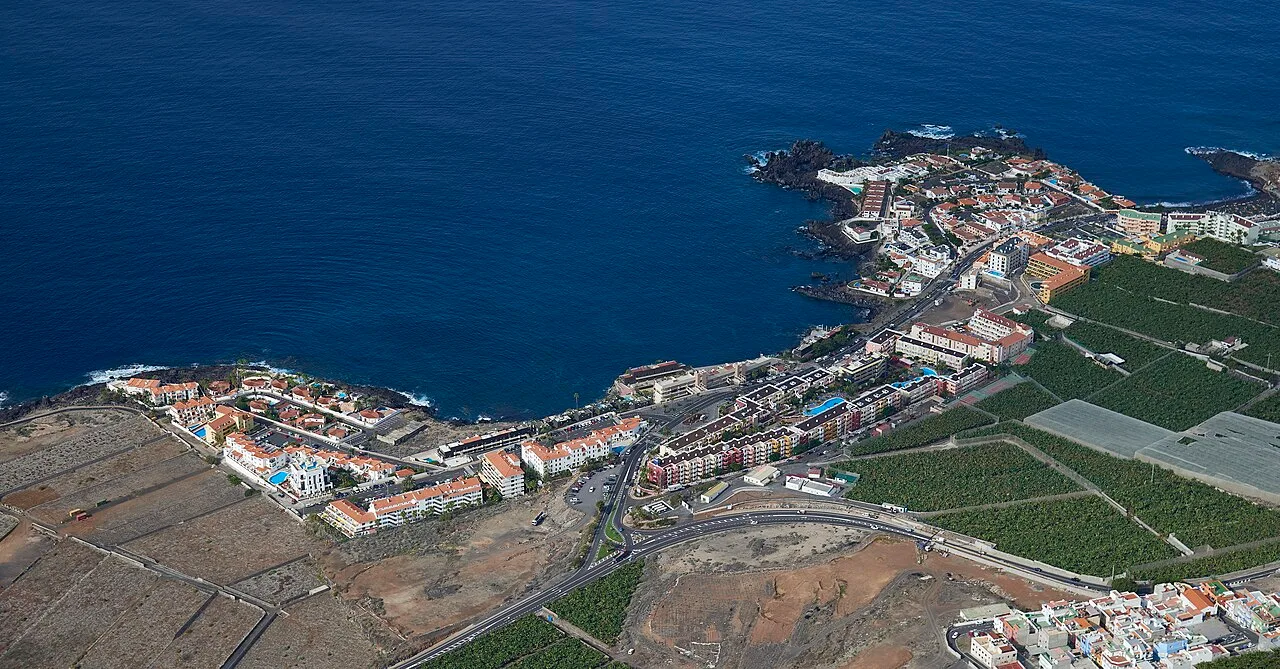Luchtfoto van Playa de la Arena met zwart zand en azuurblauwe zee in Puerto de Santiago, Tenerife