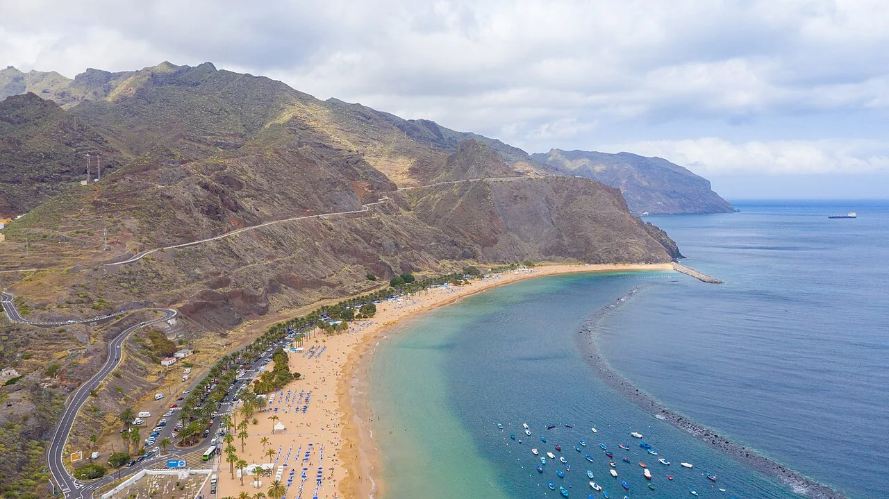 Luchtfoto van Playa de las Teresitas bij Santa Cruz de Tenerife, het goudgele strand van 1,3 kilometer
