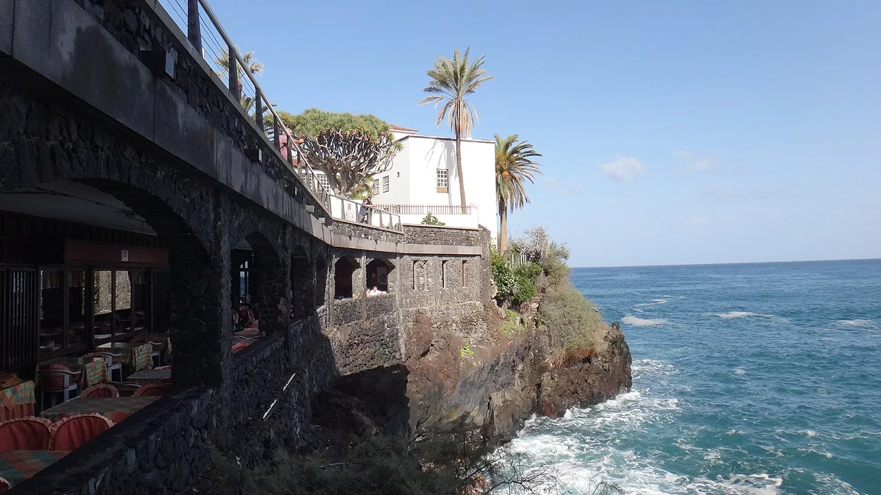 Terras en straat in Puerto de la Cruz, Tenerife, met restaurants en cafes
