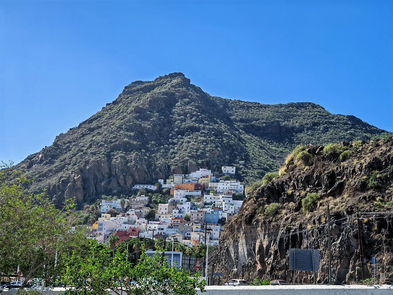 Kleurrijke huizen en jachthaven van het vissersdorp San Andrés aan de noordoostkust van Tenerife