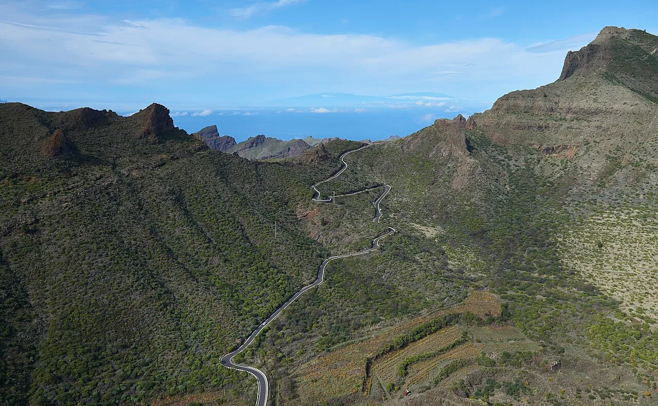 Bergweg op Tenerife met kronkelend asfalt door het vulkaanlandschap
