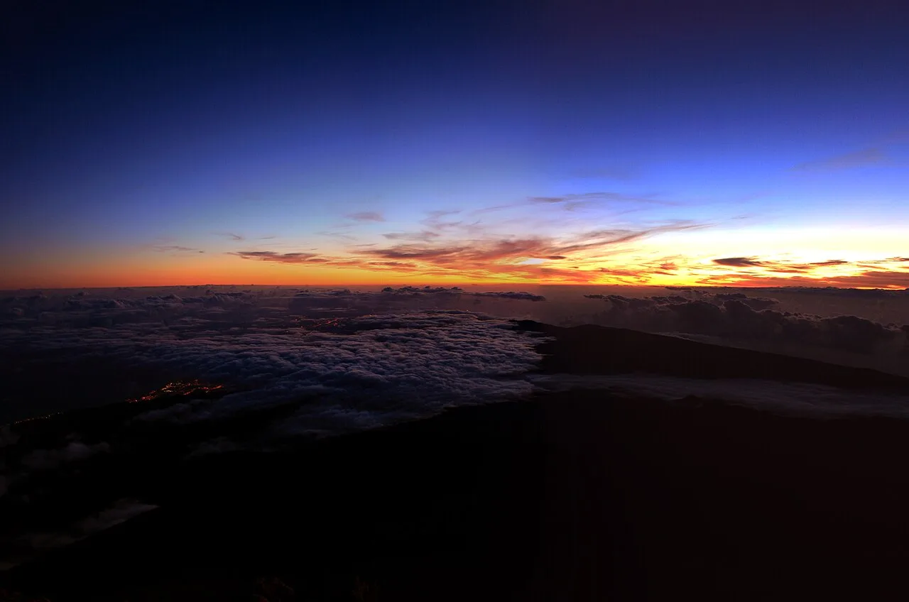 Het blauwe uur voor zonsopgang gezien vanuit de top van de Teide op Tenerife
