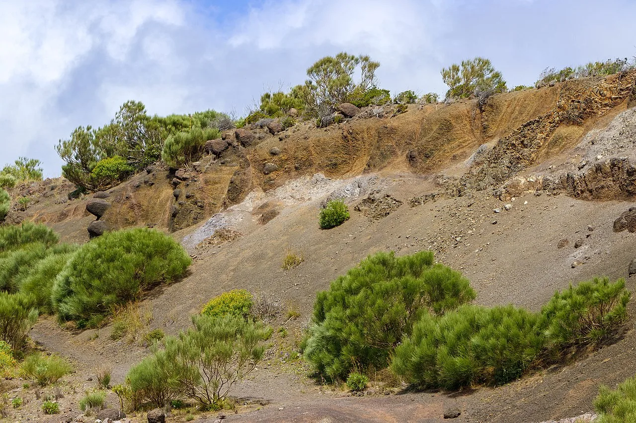 Berglandschap van het Macizo de Teno op Tenerife met steile hellingen en uitzicht op zee