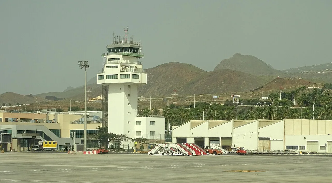 Internationale luchthaven Tenerife Sur (TFS) met terminal en landingsbaan