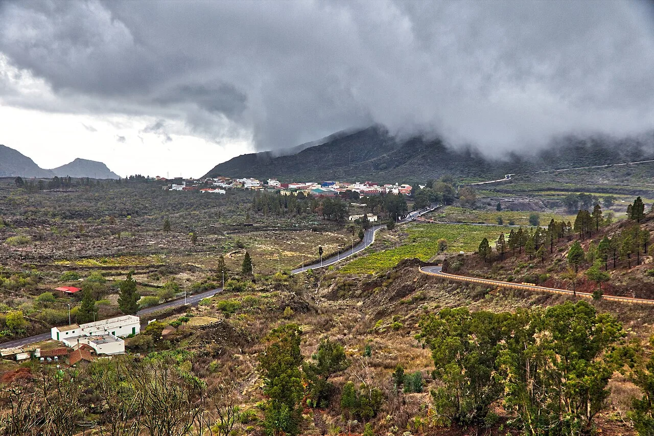Bewolkte novemberdag op een bergweg bij Santiago del Teide op Tenerife