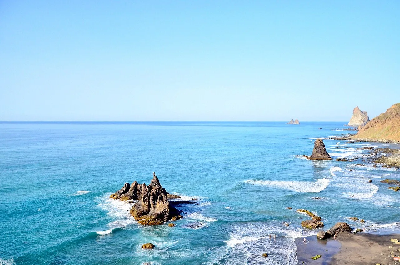De Roques de Anaga bij Playa Benijo, het zwarte lavastrand in het Anaga-gebergte van Tenerife